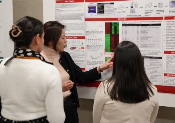 Minji explaining her research to UGA staff and faculty during the poster presentation hour at the Center for Food Safety Annual Meeting